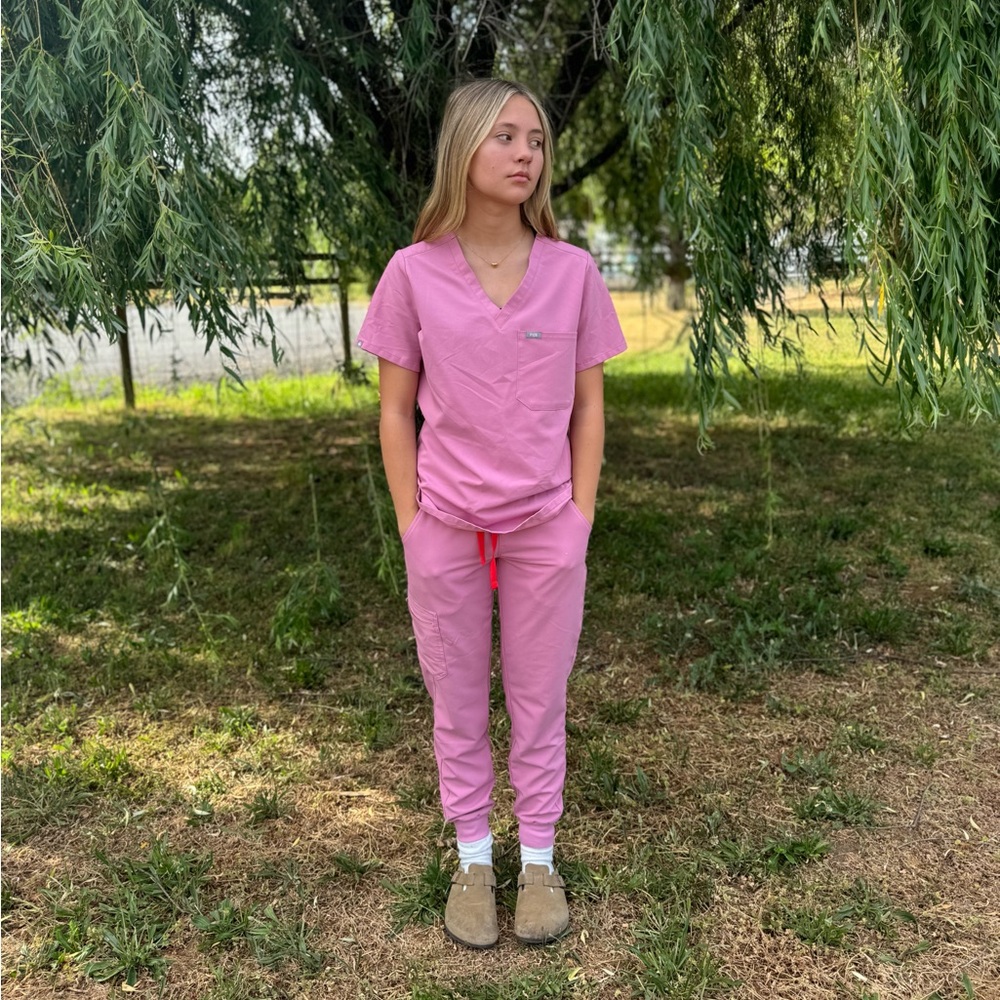 Figs small scrub set in pink